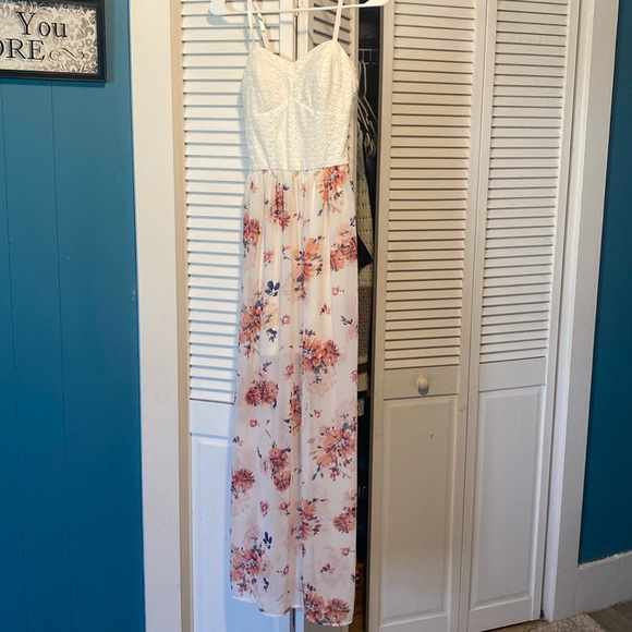 Dresses & Skirts - Beautiful Floral Maxi size Small
